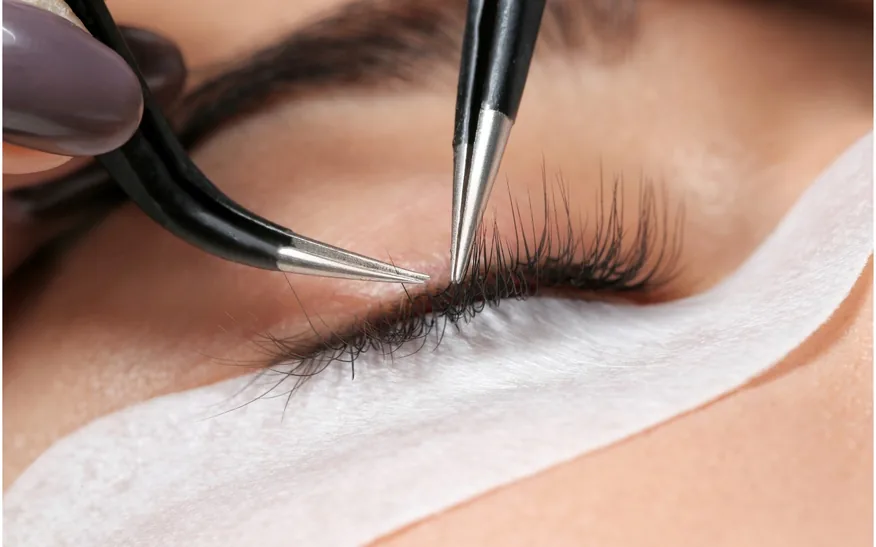 Precyzyjna stylizacja rzęs w gabinecie beauty